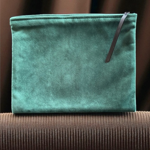 GUCCI Green Velvet Limited Edition Beauty Pouch - Picture 3 of 4